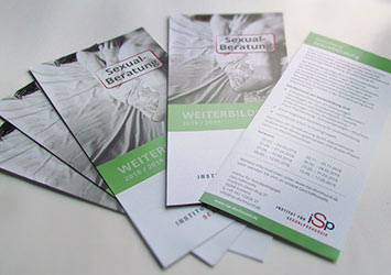 Mehrere Flyer des isp zu einer Weiterbildung mit dem Thema Sexualberatung.
