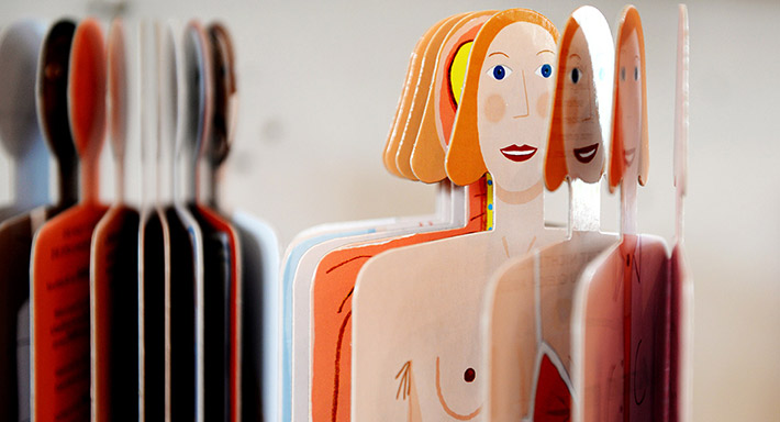 Aufgefächerte menschliche Pappfiguren mit verschiedenen weiblichen und männlichen Typen illustriert.