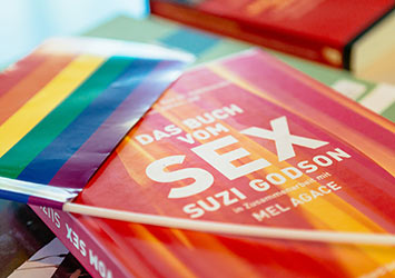 Buch zum Thema Sex und Fahne in Regenbogenfarben.